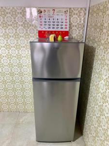 - un réfrigérateur avec un calendrier dans l'établissement Tiffany's 5' min from airport, à Spáta