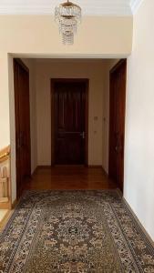 un couloir vide avec un grand tapis et une porte dans l'établissement House in beautiful Kutaisi, à Koutaïssi