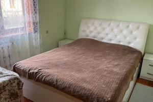 - une chambre avec un lit et une couverture rouge dans l'établissement House in beautiful Kutaisi, à Koutaïssi