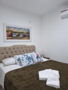 Säng eller sängar i ett rum på Nature Village Chalés Paraty-Casas com ar condicionado e cozinha