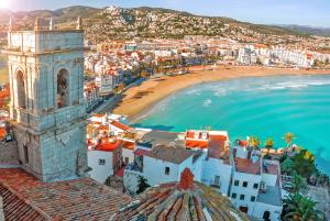 - une vue aérienne sur la ville et la plage dans l'établissement Hostal La Torre, à Benicàssim