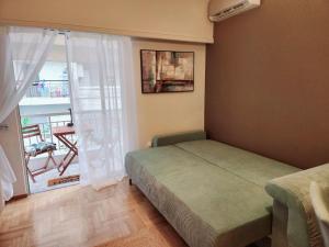 een slaapkamer met een bed en een groot raam bij Acropolis Memories greendom in Athene