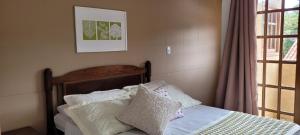 En eller flere senge i et værelse på Hospedagem Doce Lar Casa Violeta