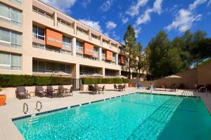 einem Pool vor einem Gebäude in der Unterkunft Sheraton Agoura Hills Hotel in Agoura Hills