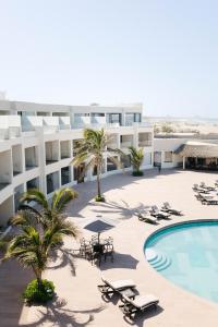 - une vue sur un hôtel avec une piscine et des chaises dans l'établissement Soleare Hotel Boutique, à Tampico