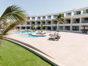 um resort com uma piscina e espreguiçadeiras em Soleare Hotel Boutique em Tampico