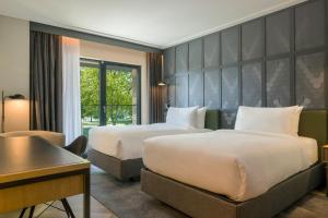 Pokój hotelowy z 2 łóżkami i biurkiem w obiekcie Four Points by Sheraton Budapest Danube w Budapeszcie