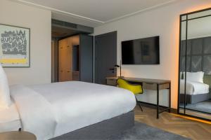Four Points by Sheraton Budapest Danube客房内的一张或多张床位