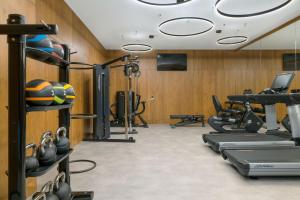 Four Points by Sheraton Budapest Danube的健身中心和/或健身设施