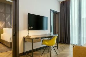 Four Points by Sheraton Budapest Danube的电视和/或娱乐中心