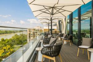 Four Points by Sheraton Budapest Danube的阳台或露台