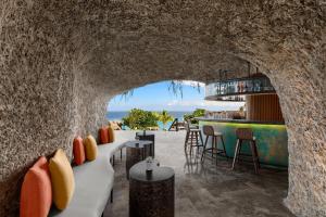 um restaurante com uma parede de pedra e um bar em Sheraton Cebu Mactan Resort em Mactan