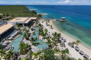 麥克坦的住宿－Sheraton Cebu Mactan Resort，享有海滩和海洋的度假村的空中景致