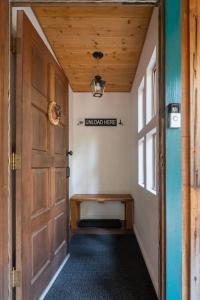 um corredor vazio com uma porta de madeira e um banco em The Cedar Loft - Pet and Family Friendly - BBQ/Pool/Fire Pit em Camp Connell