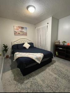 Ένα ή περισσότερα κρεβάτια σε δωμάτιο στο Spacious 1king bd/2queen bd/* 1 mile from I-85