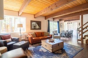 uma sala de estar com um sofá e uma mesa em The Cedar Loft - Pet and Family Friendly - BBQ/Pool/Fire Pit em Camp Connell