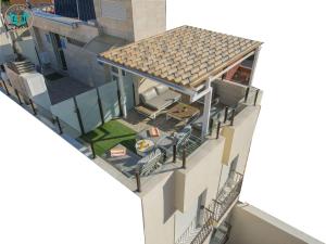 una vista aérea de una casa con techo en Luxury Home Poseidon en Málaga