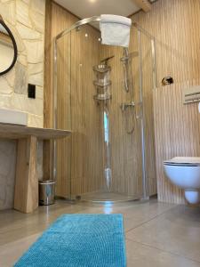 ティリチにあるApartamenty Migaczówkaのバスルーム(シャワー、洗面台、トイレ付)