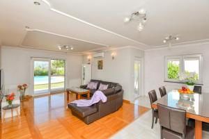 イモツキにあるVilla Hekaterosa villa in Imotski, private poolのソファとテーブルのあるリビングルーム