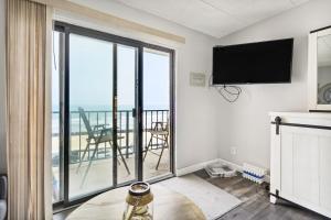 TV a/nebo společenská místnost v ubytování Beachfront Fourth-Floor Condo with Community Pool!