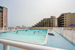 Piscina de la sau aproape de Beachfront Fourth-Floor Condo with Community Pool!
