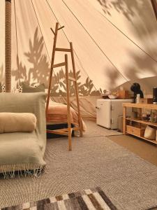 um quarto com uma tenda com uma cama em Il Bosco di Paolo - Glamping em Sestola