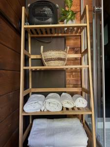 uma prateleira com toalhas e um cesto em Il Bosco di Paolo - Glamping em Sestola