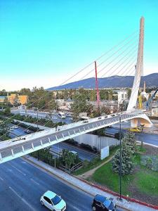 uma ponte branca com carros estacionados numa rua da cidade em Best View Katechaki Bridge Metro em Atenas