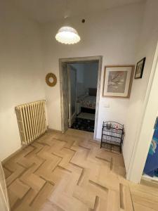 korytarz z drewnianą podłogą i drzwiami w obiekcie Romantik Appartament w mieście Potenza Picena