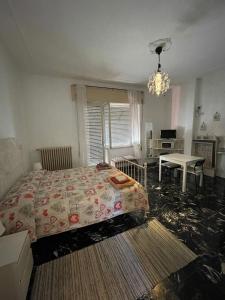 Un dormitorio con una cama y una mesa. en Romantik Appartament, en Potenza Picena