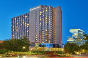 een hoog gebouw met een gebouw bij The Whitley, a Luxury Collection Hotel, Atlanta Buckhead in Atlanta