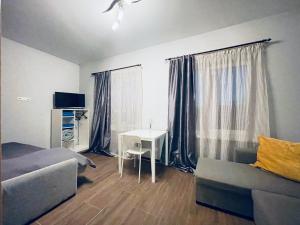 克萊佩達的住宿－Rooms4Rent Cottage，客厅配有沙发和桌子