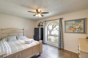 - une chambre avec un lit, un ventilateur de plafond et une fenêtre dans l'établissement Centrally Located Glendale Home with Yard and Grill, à Glendale