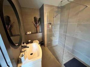 e bagno con doccia, servizi igienici e lavandino. di Killarney modern family cottage a Killarney