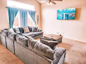 un salon avec un canapé et une table dans l'établissement Falcon Retreat! Pet Friendly King Beds, à Peyton