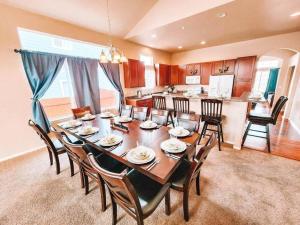 une salle à manger avec une table et des chaises et une cuisine dans l'établissement Falcon Retreat! Pet Friendly King Beds, à Peyton