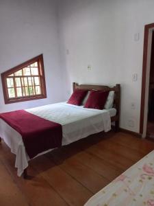 a bedroom with two beds and a window at Villa dos Pássaros Paraty Hospedagem in Paraty
