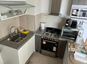 Moderno depto con vista panorámica tesisinde mutfak veya mini mutfak