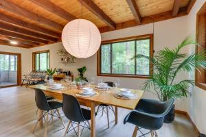 Imagen de la galería de Screened Porch and Grill Lake Ariel Vacation Rental, en Lake Ariel