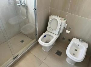 łazienka z toaletą i prysznicem w obiekcie Moderno depto con vista panorámica w mieście Comodoro Rivadavia