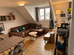 un soggiorno con un divano e un tavolo di Appartement Stella-Plage Proche Touquet-Paris-Plage a Stella-Plage