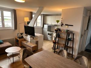un soggiorno con tavolo da pranzo e una cucina di Appartement Stella-Plage Proche Touquet-Paris-Plage a Stella-Plage