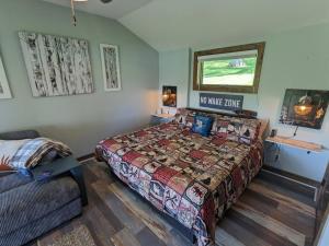 1 dormitorio con 1 cama y 1 sofá en Corsa's Pillowfort en Juneau