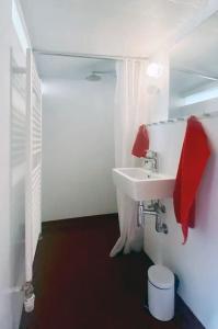 Koupelna v ubytování Newly renovated cozy flat close to centre