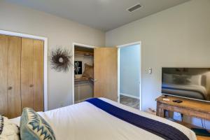 - une chambre avec un lit et une télévision à écran plat dans l'établissement Serene Abilene Oasis on 4 Secluded Acres!, à Abilene