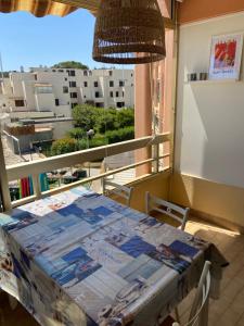 - une table sur un balcon avec vue sur la ville dans l'établissement Appartement La Favière, à Bormes-les-Mimosas