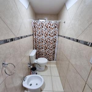 uma casa de banho com um WC e um chuveiro em Laguna Encantada dpto 2 em Ushuaia