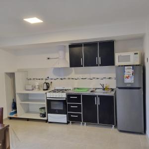Η κουζίνα ή μικρή κουζίνα στο Laguna Encantada dpto 2
