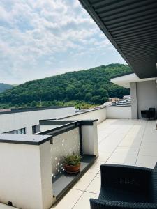 a balcony with a view of a mountain at Lizz Panoramic Residence in Floreşti