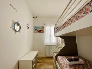 - une petite chambre avec des lits superposés et des escaliers dans l'établissement Ca' Donin - Centro storico, à Chioggia